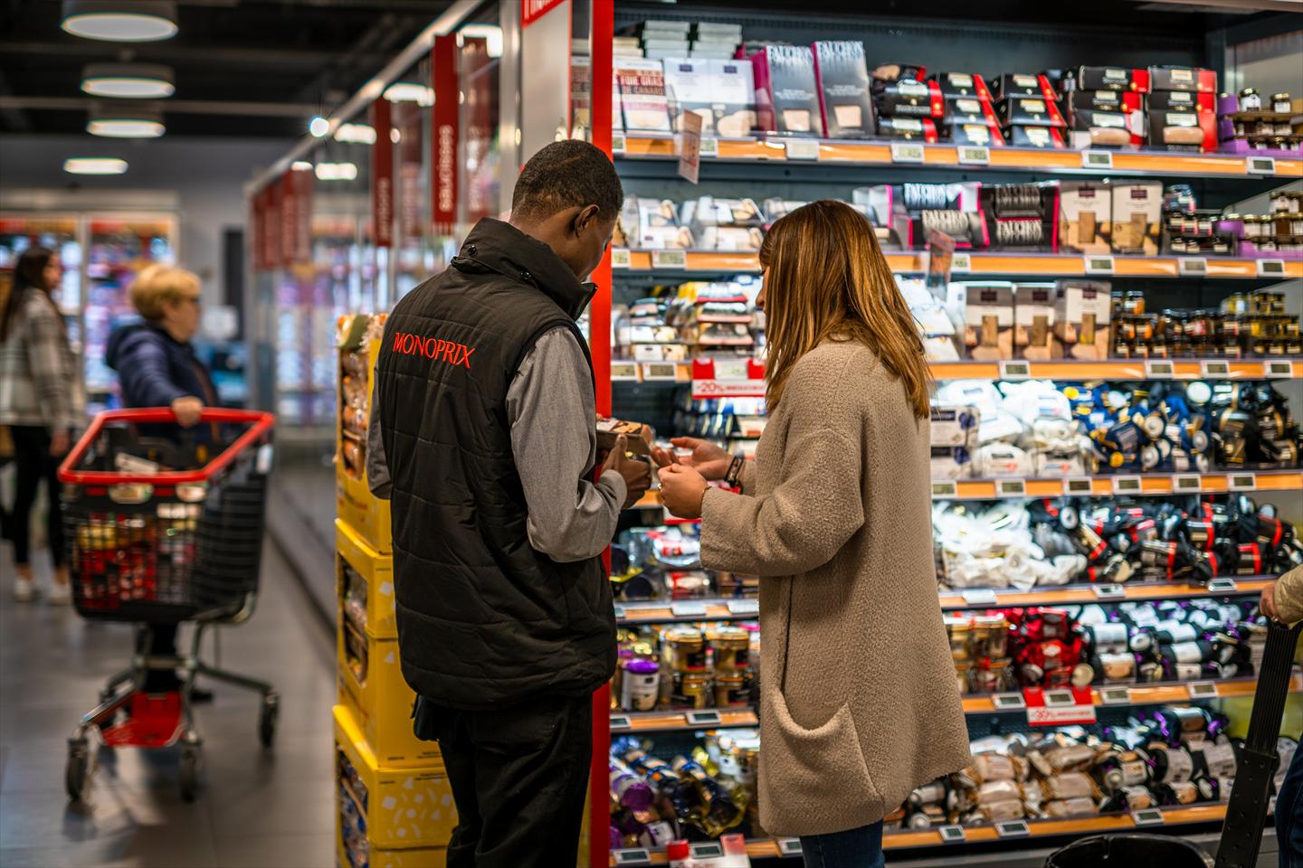 La chaîne de supermarchés française Monoprix embauche des préposés aux supermarchés à travers le pays